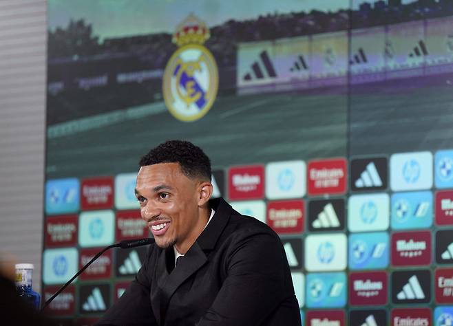 2025년 6월 12일, 스페인 마드리드 발데베바스, 레알 마드리드 시우다드 훈련장 / 기자회견 중인 레알 마드리드의 새 선수 트렌트 알렉산더-아놀드