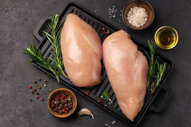 탄수화물과 지방을 거의 먹지 않고, 단백질을 너무 많이 섭취하면 단백질 중독에 걸릴 수 있다. [사진=게티이미지뱅크]