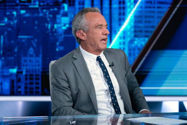 미국의 로버트 F 케네디 주니어 보건복지부(HHS) 장관이 6월 12일 친트럼프 성향의 폭스 뉴스에 출연해 자신의 정책을 홍보하고 있다. [AP=연합뉴스]