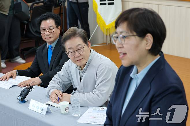 이재명 대통령이 정은경 전 질병관리청장의 말을 듣고 있다. 2025.5.7/뉴스1 ⓒ News1 안은나 기자