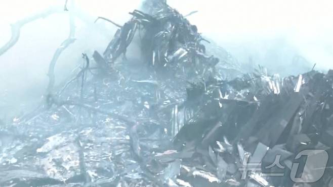 12일(현지시간) 인도 서부 아메다바드 공항 근처에서 추락한 인도 국영항공사 에어인디아 여객기 잔해에서 연기가 피어오르고 있다. 2025.6.12 ⓒ 로이터=뉴스1