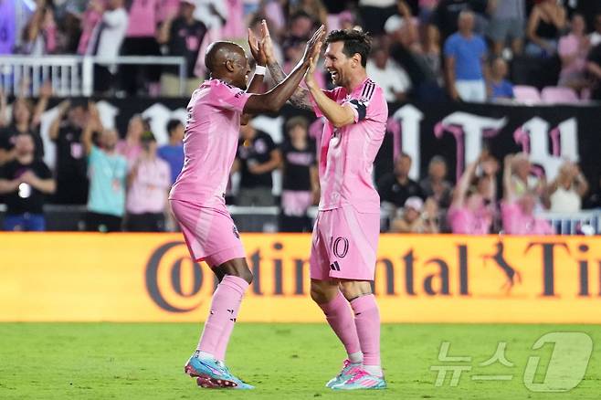 인터 마이애미의 리오넬 메시(오른쪽) ⓒ AFP=뉴스1