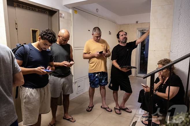 이스라엘 텔아비브에서 사이렌을 듣고 대피소로 모인 이스라엘인들/ 2025.6.13ⓒ 로이터=뉴스1