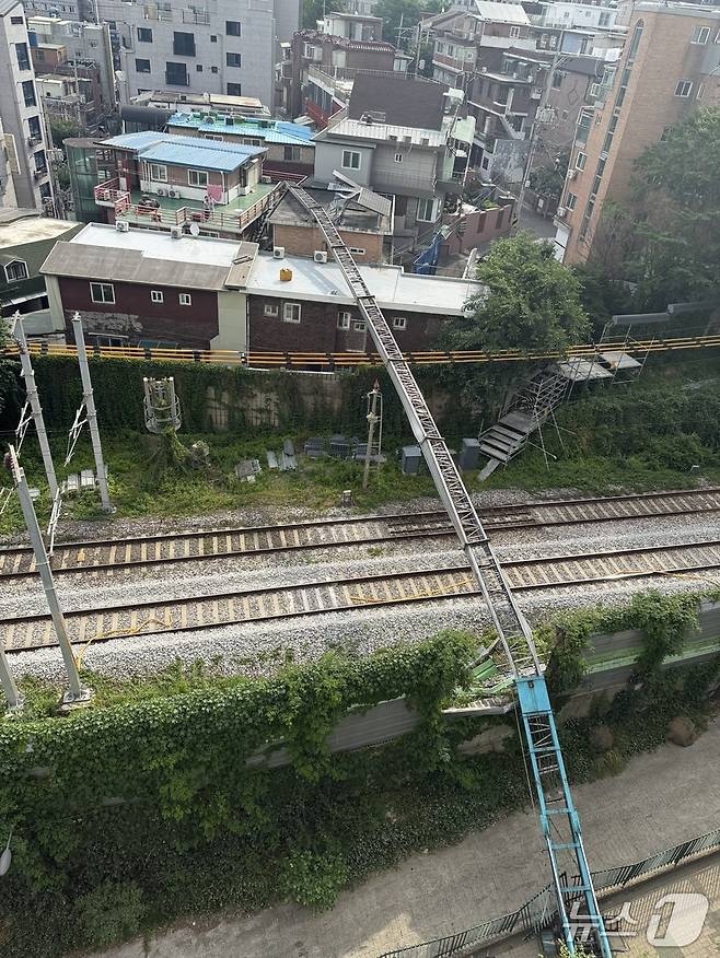 (서울=뉴스1) 김민수 기자 = 13일 오전 8시 19분쯤 서울 서대문구 연희동 아파트에서 이삿짐 사다리차가 경의중앙선 선로로 넘어진 사고가 발생했다. 2025.06.13/뉴스1(서대문소방서 제공)