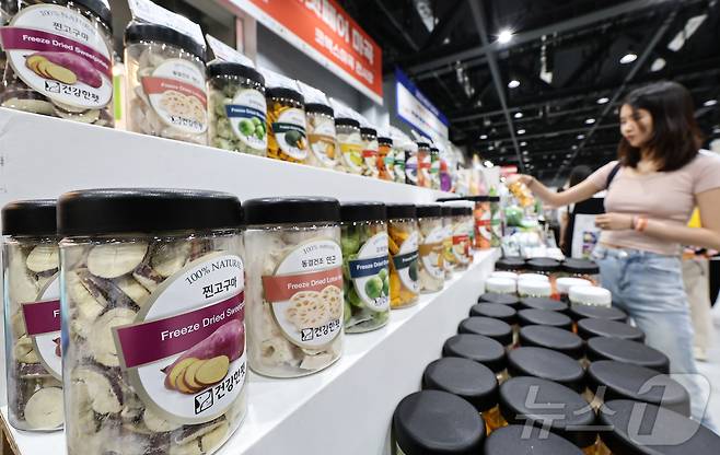 13일 서울 강서구 코엑스 마곡에서 열린 '2025 케이펫페어'에서 관람객들이 반려동물 간식을 살펴보고 있다. 2025.6.13/뉴스1 ⓒ News1 김도우 기자