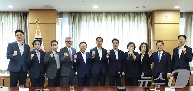 김민석 국무총리 후보자가 13일 서울 종로구 통의동 금융감독연수원에 마련된 청문회 준비단 사무실에서 열린 밥상물가 안정을 위한 경청 간담회에서 참석자들과 기념촬영을 하고 있다. (국무총리 후보자 인사청문준비단 제공. 재판매 및 DB 금지) 2025.6.13/뉴스1 ⓒ News1 임세영 기자