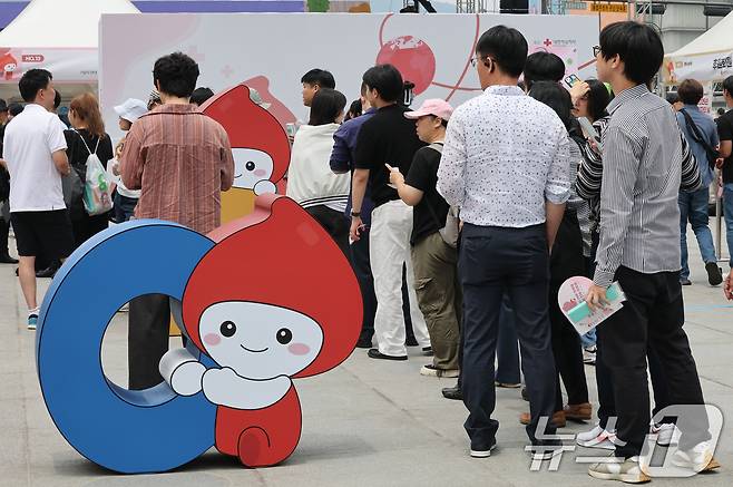 13일 서울 종로구 광화문광장에서 열린 2025년 헌혈자의 날 행사에서 시민들이 부스를 살펴보고 있다. 2025.6.13/뉴스1 ⓒ News1 임세영 기자