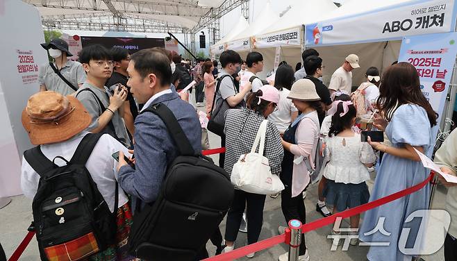 13일 서울 종로구 광화문광장에서 열린 2025년 헌혈자의 날 행사에서 시민들이 부스를 살펴보고 있다. 2025.6.13/뉴스1 ⓒ News1 임세영 기자