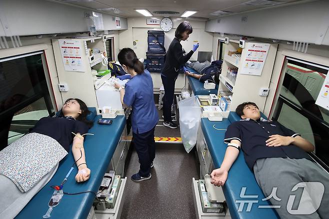 세계 헌혈자의 날을 하루 앞둔 13일 대구 달성군 현풍고등학교 학생들이 학교를 방문한 대한적십자사 대구경북혈액원 헌혈버스에서 헌혈에 동참하고 있다. 이날 수학여행을 떠난 1학년 학생을 제외하고 2·3학년 324명 가운데 100여 명의 학생이 헌혈에 참여했다. 2025.6.13/뉴스1 ⓒ News1 공정식 기자
