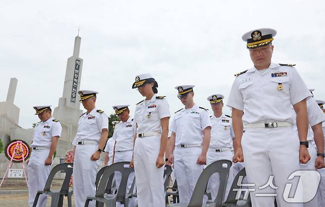 13일 오후 경기 평택시 포승읍 해군 2함대 사령부에서 열린 '제1연평해전 승전 26주년 기념행사'에서 참석자들이 순국선열과 호국영령에게 묵념하고 있다. 2025.6.13/뉴스1 ⓒ News1 장수영 기자