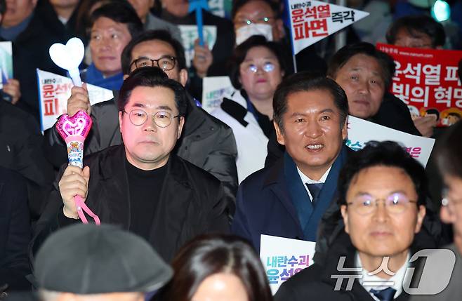 박찬대 더불어민주당 원내대표(왼쪽)와 정청래 국회 법사위원장(오른쪽)이 지난 3월 10일 서울 종로구 광화문 동십자각에서 열린 윤석열 대통령 파면 촉구 집회에 참석해 구호를 외치고 있다. 2025.3.10/뉴스1 ⓒ News1 박세연 기자