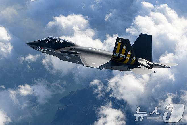 방위사업청은 한국형 초음속 전투기 KF-21 '보라매'가 1000소티(sortie)째 비행시험에 성공했다고 29일 밝혔다. 소티는 항공기 1대가 임무 수행을 위해 출격한 횟수를 뜻한다. KF-21은 2022년 7월 시제1호기 첫 비행을 시작으로 공중급유 및 공대공 무장 발사 등의 다양한 비행시험을 수행해 왔다. 현재는 저고도, 고고도, 저속, 초음속 등 다양한 비행영역에서 비행시험이 진행되고 있다. (방위사업청 제공) 2024.11.29/뉴스1
