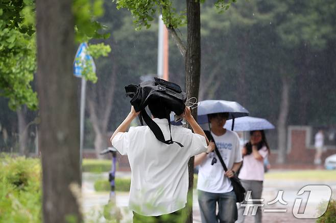 13일 오후 대구 달서구 계명대 성서캠퍼스 주변에 장맛비가 쏟아지는 가운데 우산을 준비하지 못한 학생이 가방으로 비를 피하며 발걸음을 재촉하고 있다. 2025.6.13/뉴스1 ⓒ News1 공정식 기자