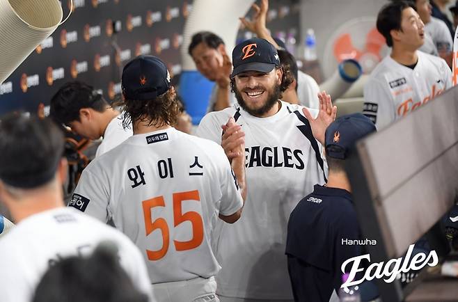 와이스와 폰세가 손을 맞잡고 있다. 사진 | 한화 이글스