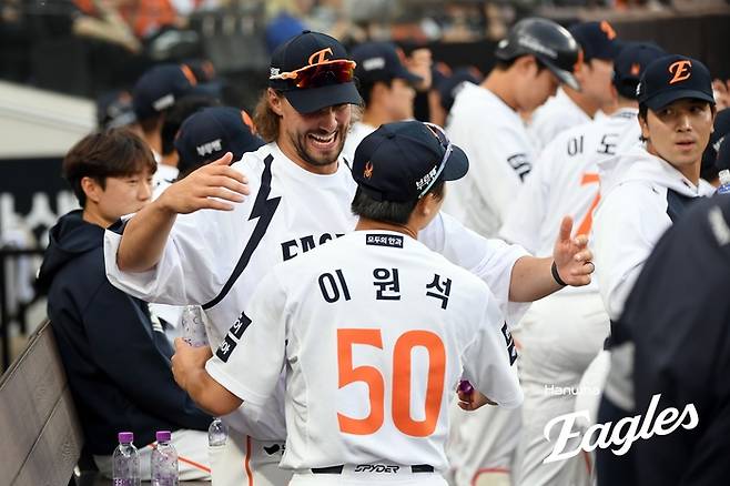 와이스가 11일 만루 홈런을 치고 돌아온 이원석을 포옹으로 반겨주고 있다. 사진 | 한화 이글스
