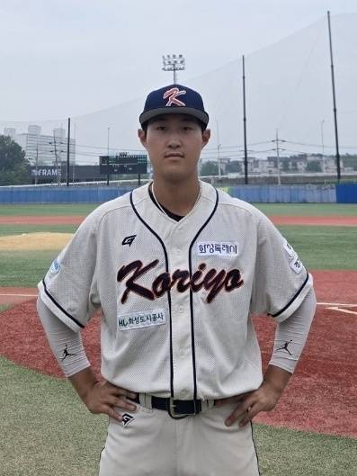 화성시 코리요 독립야구단 이한별(위), 지강혁(아래)이 두산 유니폼을 입는다. 사진 | 화성시 코리요 독립야구단