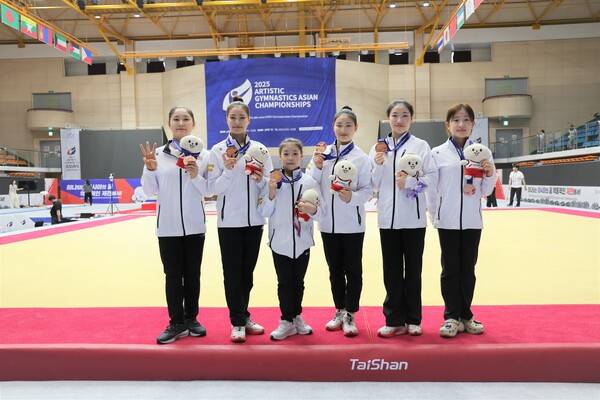 12일 제천체육관에서 열린 '2025 기계체조 아시아선수권 여자대회' 단체 종합 시상식 모습. 사진┃대한체조협회