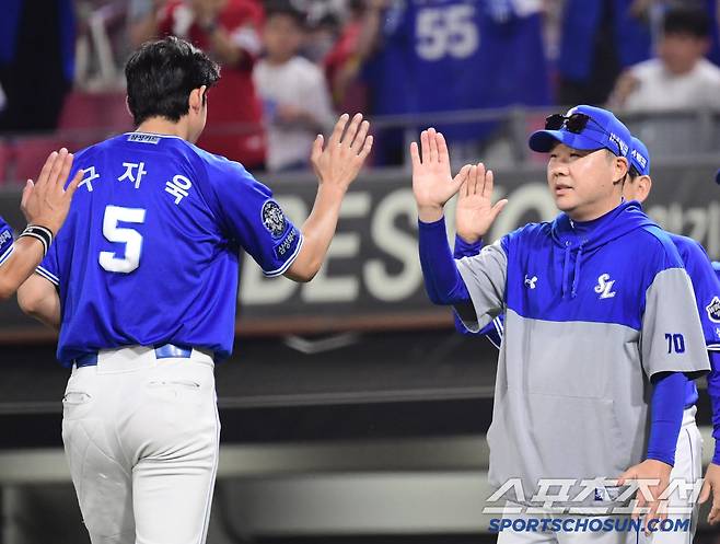 12일 광주 기아챔피언스필드에서 열린 KBO리그 KIA와 삼성의 경기. 삼성이 KIA에 2대 1로 승리하며 위닝시리즈를 달성했다. 경기 종료 후 구자욱과 하이파이브를 나누고 있는 박진만 감독. 광주=송정헌 기자songs@sportschosun.com/2025.06.12/