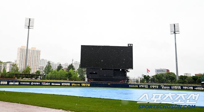 16일 광주KIA챔피언스필드에서 열릴 예정이던 두산과 KIA의 경기가 우천으로 취소됐다. 그라운드에 비가 내려 방수포가 설치되어 있다. 광주=허상욱 기자wook@sportschosun.com/2025.05.16/