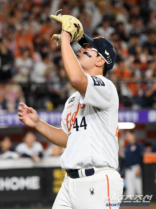 8회 2사 만루 위기를 막아낸 뒤 김서현은 시그니처 세리머니를 펼쳤다.