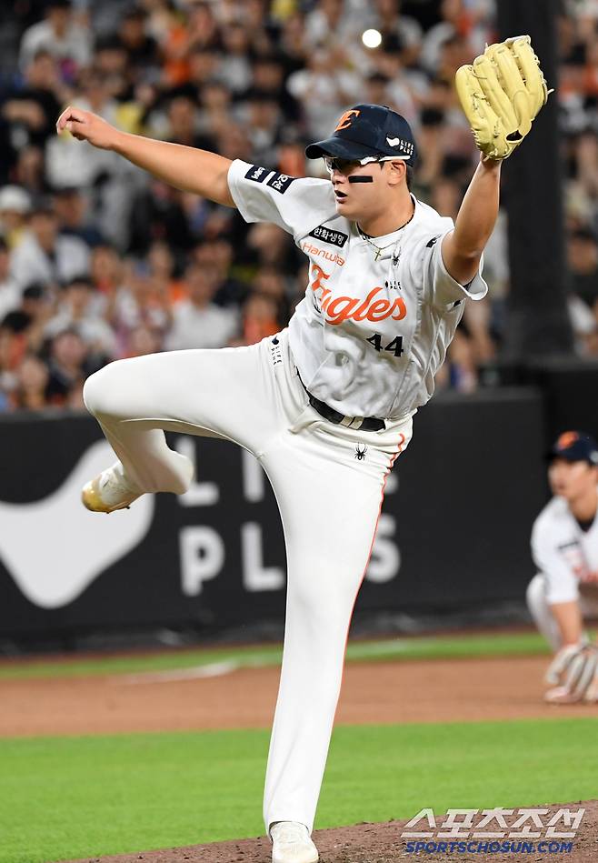 9회에도 마운드에 오른 김서현은 포수 이재원만 믿고 던졌다.