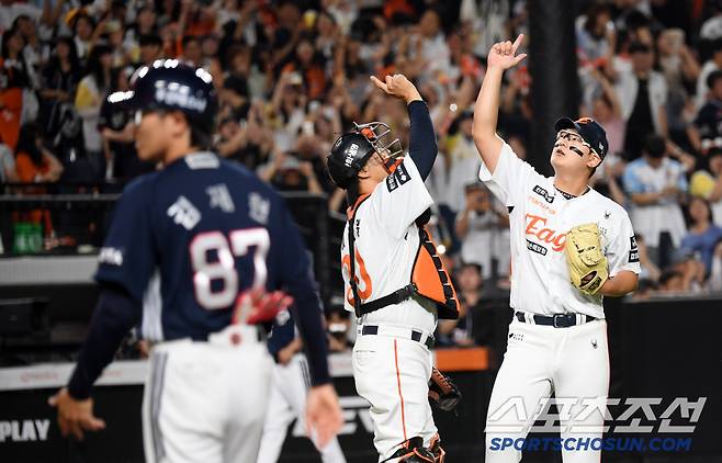 두산 상대 스윕 성공한 포수 이재원과 마무리 김서현이 환호했따.