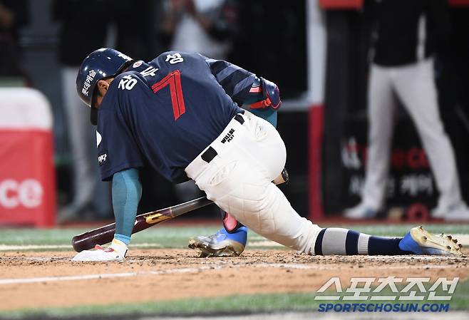 11일 수원 KT위즈파크에서 열린 롯데-KT전. 8회초 1사 만루 장두성이 박영현과 11구까지 가는 승부끝에 삼진을 당하고 있다. 수원=정재근 기자 cjg@sportschosun.com/2025.6.11/