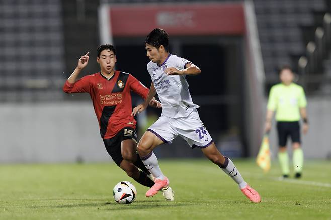 창원축구센터/ K리그2/ 경남FC vs 전남드래곤즈/ 경남 조상준, 전남 유진홍/ 경합/ 사진 김재훈
