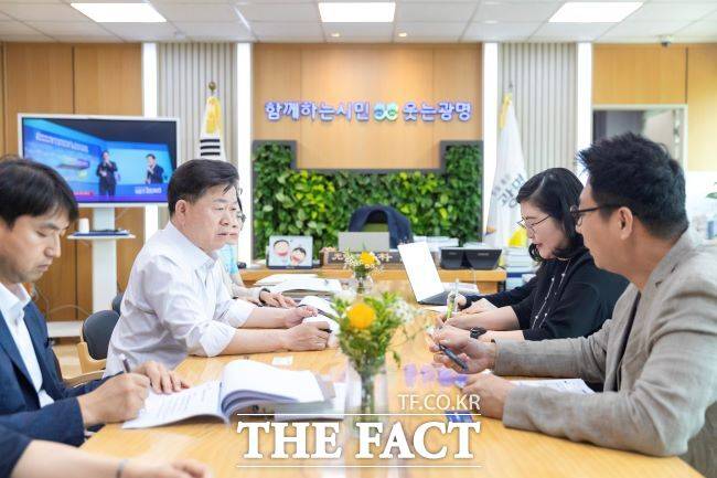 12일 박승원 광명시장(왼쪽 2번째)이 '민생안정지원금 효과분석 연구용역' 착수보고회에서 발언하고 있다./광명시