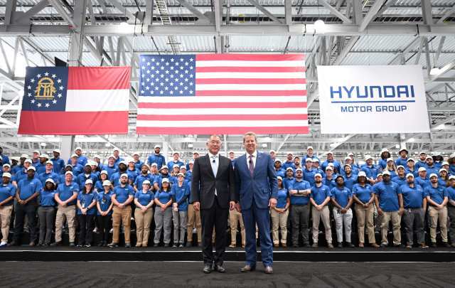 도널드 트럼프 미국 대통령이 자동차 관세를 추가로 올릴 수도 있다고 밝혔다. 정의선 현대자동차그룹 회장과 브라이언 켐프 미국 조지아 주지사가 지난 3월 현대차그룹 메타플랜트 아메리카(HMGMA) 준공식에서 기념사진을 촬영하는 모습. /현대차그룹