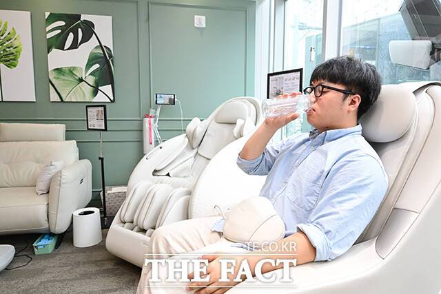 13일 오후 서울 양천구 세라젬 웰카페에서 <더팩트> 취재진이 '세라젬 밸런스' 체험 챌린지로 알칼리수를 시음하고 있다. /남윤호 기자