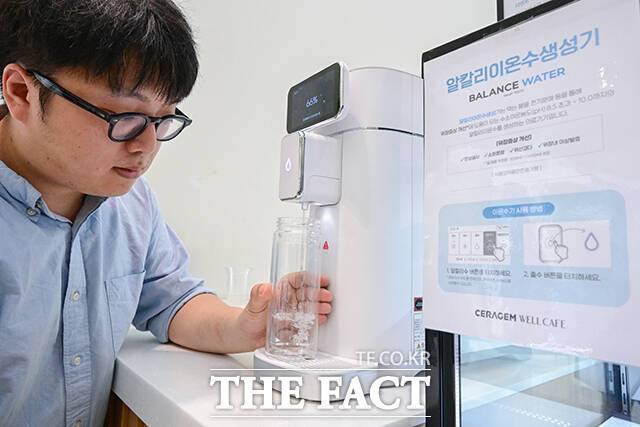 13일 오후 서울 양천구 세라젬 웰카페 목동점에서 더팩트 우지수 기자가 '밸런스'에서 알칼리 이온수를 텀블러에 따르고 있다. /남윤호 기자