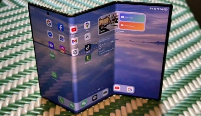 화웨이 트리폴드폰 '메이트XT' (사진=씨넷)