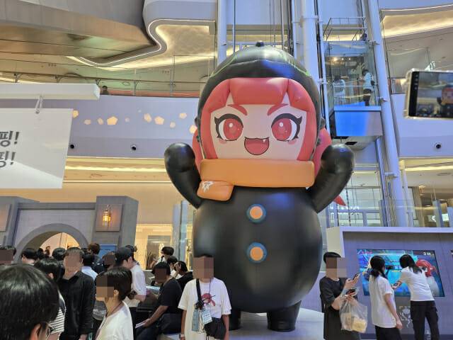 ‘스노우메이지 인 롯데월드타워’에 설치된 스노우 화이트 거대 풍선 인형