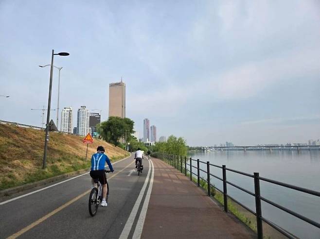 자전거 타고 출근하는 모습을 공개한 우원식 의장. 우의장 페이스북.