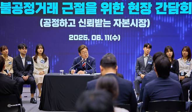 이재명 대통령이 11일 한국거래소를 방문, "주식을 부동산에 버금가는 대체 투자 수단으로 만들겠다"고 말했다.