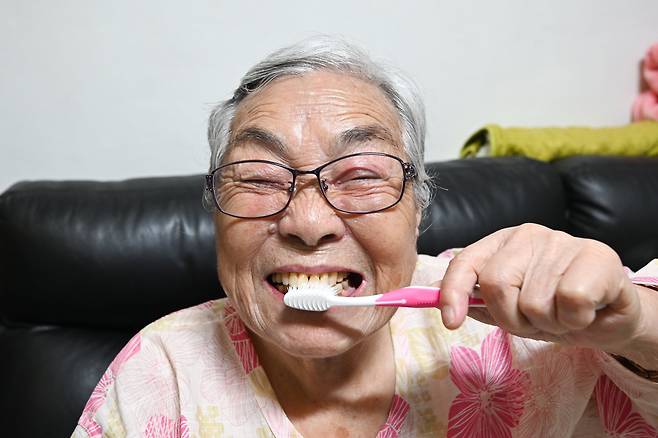 11일 오전 서울 강서구 자택에서 102세 건치 어르신 김임식 씨가 포즈를 취하고 있다. 김씨는 건치 관리의 비결로 잇치 치약과 인사돌 복용을 꼽았다./ 고운호 기자