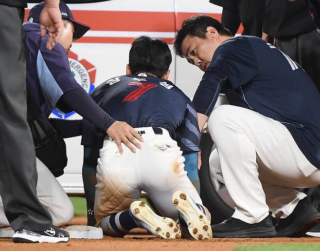 12일 수원 KT위즈파크에서 열린 롯데-KT전. 10회초 1사 1루 고승민 타석에서 1루주자 장두성이 견제구가 빠지자 2루로 진루했다. 하지만 그 상황에서 부상을 당해 구급차에 오르고 있다. /정재근 스포츠조선 기자