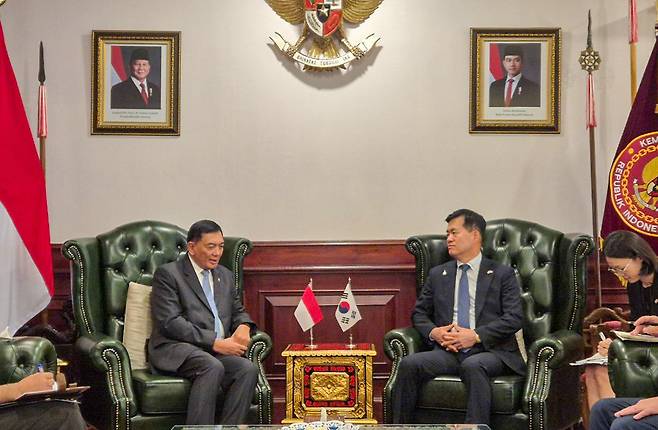 [서울=뉴시스] 방위사업청은 지난 11일부터 12일까지(현지 시간) 인도네시아에서 열린 글로벌 방산전시회 인도 디펜스에 참가해 KF-21 공동개발 등 양국 간 방산협력 강화를 위한 활동을 수행했다고 13일 밝혔다.석종건(오른쪽) 방위사업청장과 샤프리 삼수딘 인니 국방장관이 면담하고 있다. (사진=방위사업청 제공) 2025.06.13. photo@newsis.com *재판매 및 DB 금지