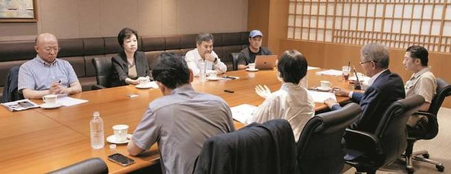 왼쪽부터 시계 방향으로 정윤혁·김별아·한준·고산·장부승 위원, 김도연 위원장, 민세진 위원, 조중식 편집국 부국장. /조인원 기자