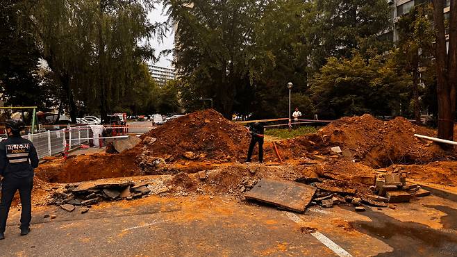 13일 오후 서울 강남구 대치동 은마아파트에서 하수관 공사 중 인부 2명이 매몰되는 사고가 발생했다./김도균 기자
