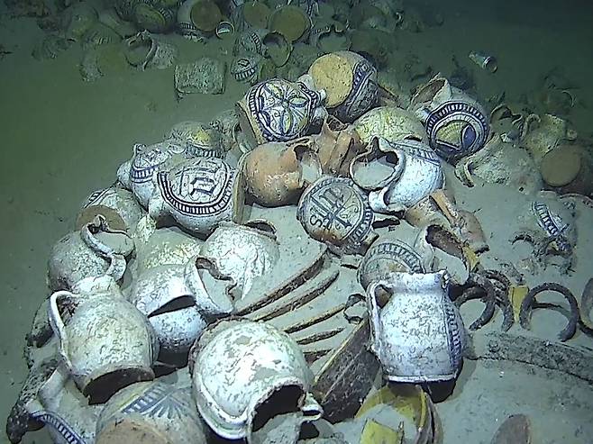 수심 2500m 프랑스 바다에서 발견된 난파선의 도자기들. /AFP 연합뉴스