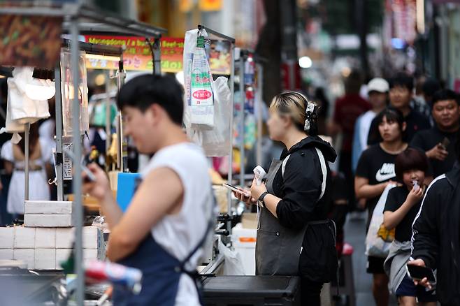 지난 8일 서울 명동 거리. /연합뉴스