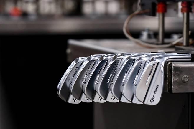 테일러메이드가 로리 매킬로이의 커리어 그랜드슬램 달성을 기념해 출시한 한정판 아이언 'RORS PROTO'. (테일러메이드 제공)