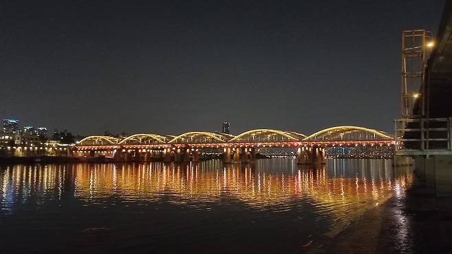 서울 한강대교 야경. 아치 구조물에 조명이 켜져 있다. /서울시 홈페이지 캡처