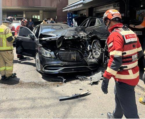 지난 12일 서울 강남에서 80대 운전자가 몰던 승용차가 식당으로 돌진해 행인 4명이 부상을 당했다.ⓒ강남소방서 제공