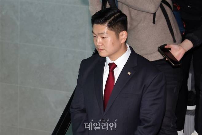 김재섭 국민의힘 의원이 지난해 12월 국회 소통관 기자회견장에서 '윤석열 대통령 탄핵 찬성' 입장을 밝히는 기자회견을 마친 뒤 떠나고 있다. ⓒ데일리안 홍금표 기자