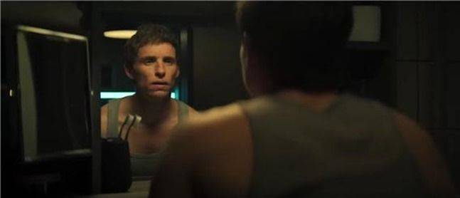 첫 에피소드 인트로에서 자칼(에디 레드메인)이 변장을 벗고 거울을 보는 장면. ⓒ유튜브 캡처