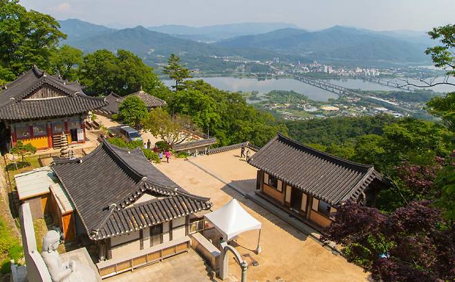 경기 남양주시 운길산 중턱 해발 약 350m에 자리한 수종사의 전경. 멀리 북한강이 보인다. 경기관광공사 제공