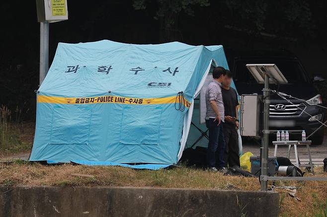 수사 당국이 13일 충북 청주시 흥덕구 한 소류지에서 대구 스토킹 여성 살해 용의자 A 씨(40대)를 수색하고 있다.2025.6.13/뉴스1